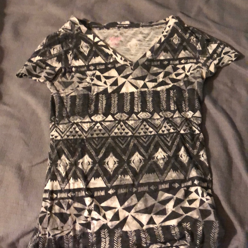 v-back short sleeve patterned shirt - Picture 1 of 1